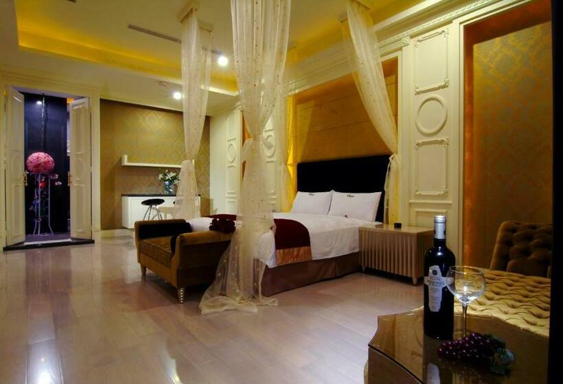 Quarto superior, Takao Love Motel