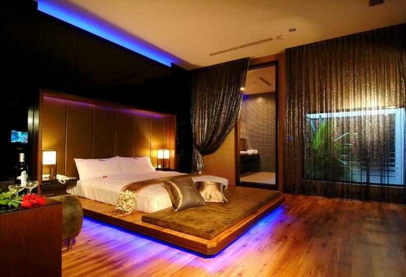 اتاق استاندارد, Takao Love Motel