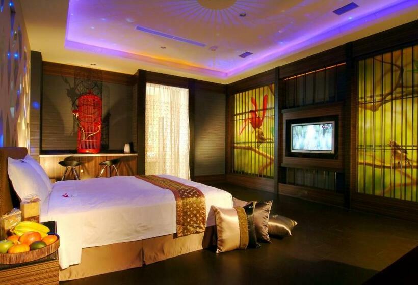 Quarto superior, Takao Love Motel