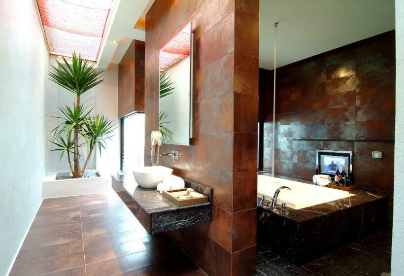 Quarto superior, Takao Love Motel