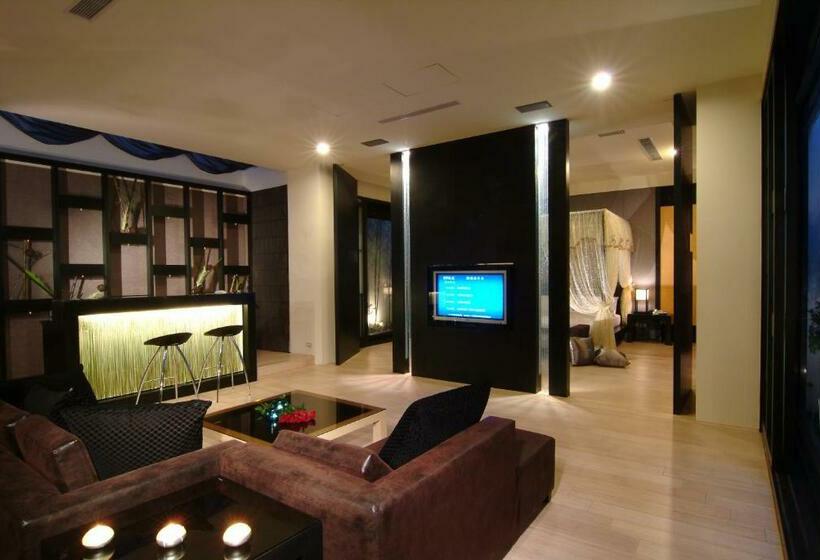 اتاق لوکس, Takao Love Motel