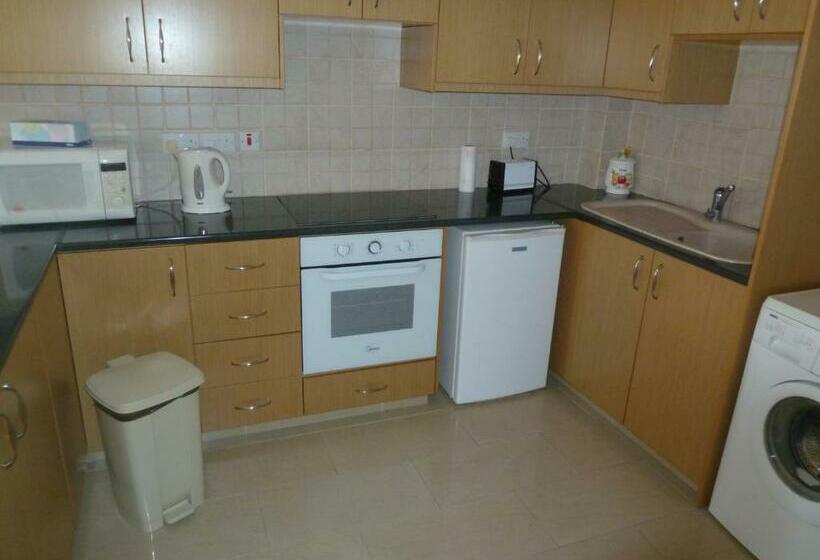 شقة غرفتين نوم مزودة بشُرفة, Valentinos Apartments