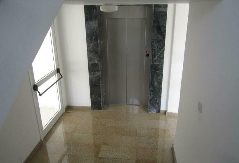 شقة غرفتين نوم مزودة بشُرفة, Valentinos Apartments