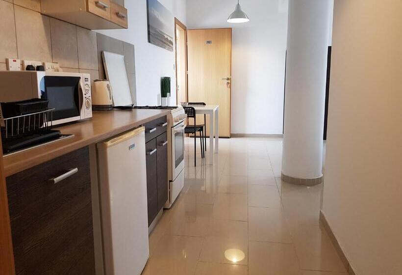 إستديو قياسى مزود بشرفة, Valentinos Apartments