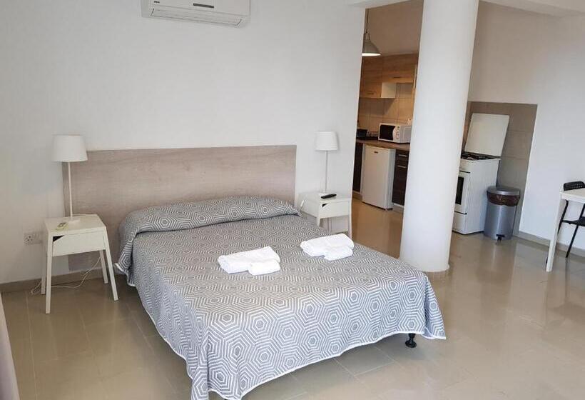 إستديو قياسى مزود بشرفة, Valentinos Apartments