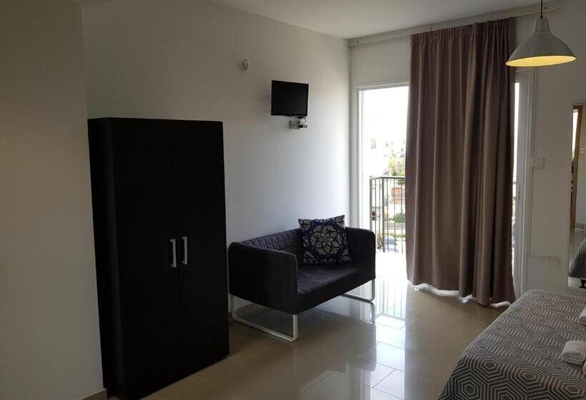 Студио Стандарт с Балконом, Valentinos Apartments