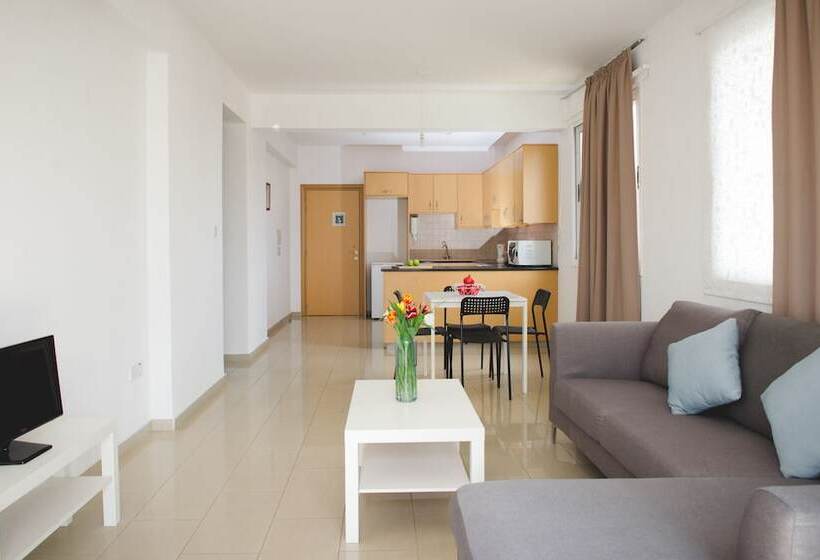 شقة غرفتين نوم مزودة بشُرفة, Valentinos Apartments