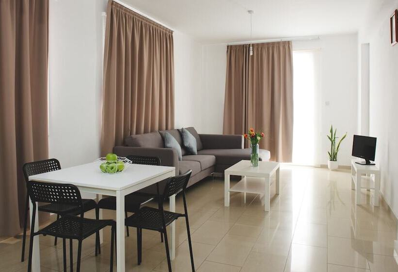 شقة غرفتين نوم مزودة بشُرفة, Valentinos Apartments