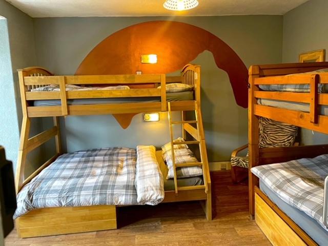 חדר משפחתי, The Vagabond Bunkhouse