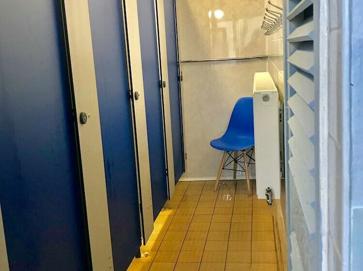 מיטה בחדר משותף, The Vagabond Bunkhouse