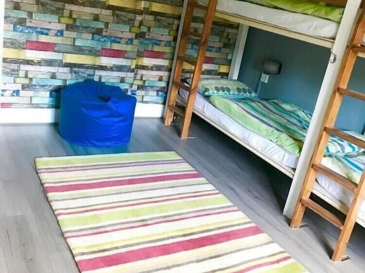 מיטה בחדר משותף, The Vagabond Bunkhouse