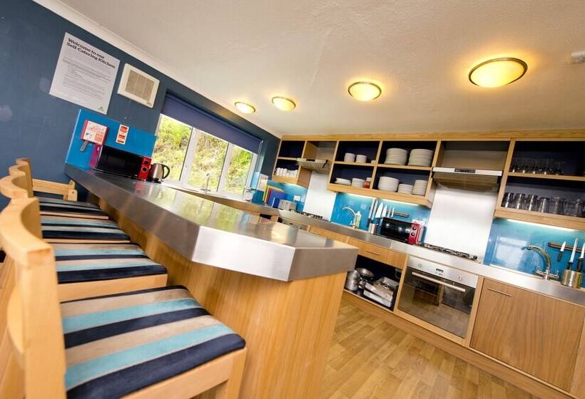 سرير فى غرفة مشتركة مزودة بحمام مشترك, Hostel Yha Poppit Sands