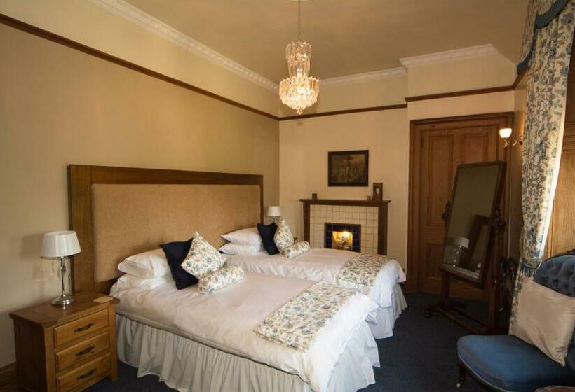 غرفة قياسية مطلّة علي الحديقة, Camfield House