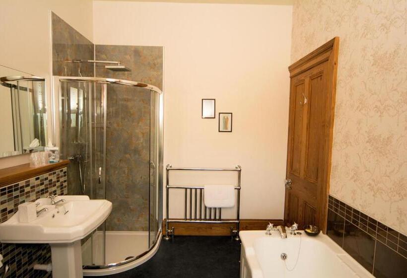 غرفة قياسية مطلّة علي الحديقة, Camfield House