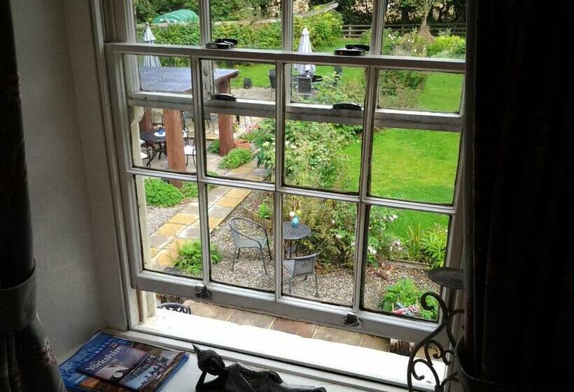 غرفة قياسية, Lowther House