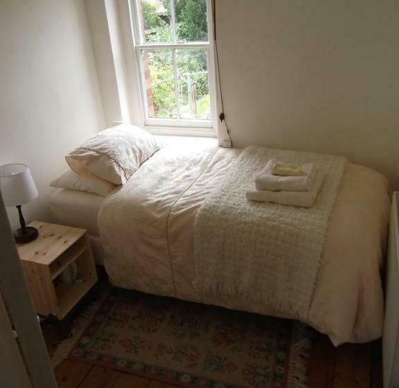 חדר יחיד נוף לגינה, Moon In The Apple Tree