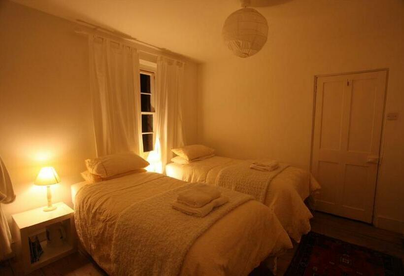 חדר סטנדרט, Moon In The Apple Tree