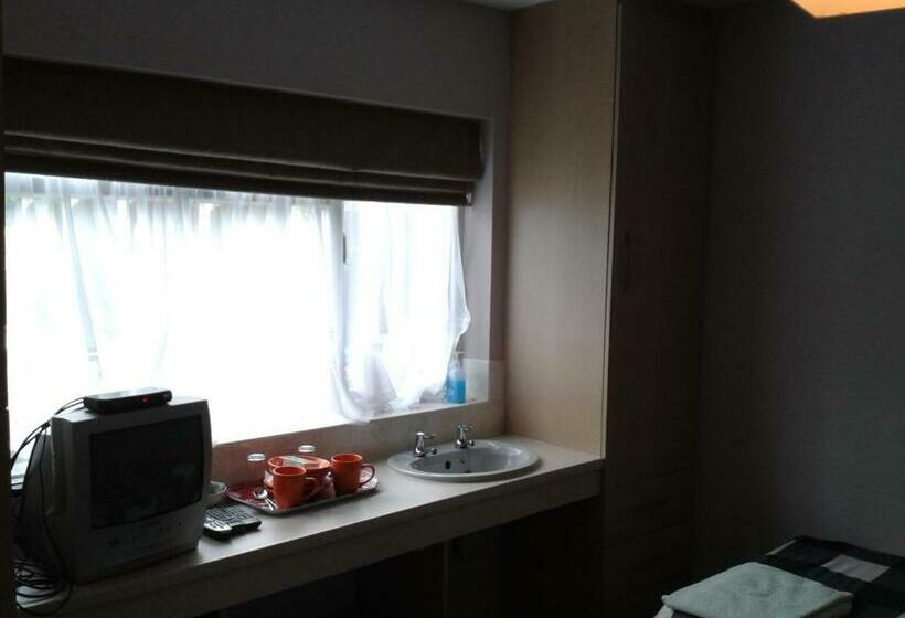 Номер Стандарт Индивидуальный Совместная Ванная, Overnight Stays Stockport