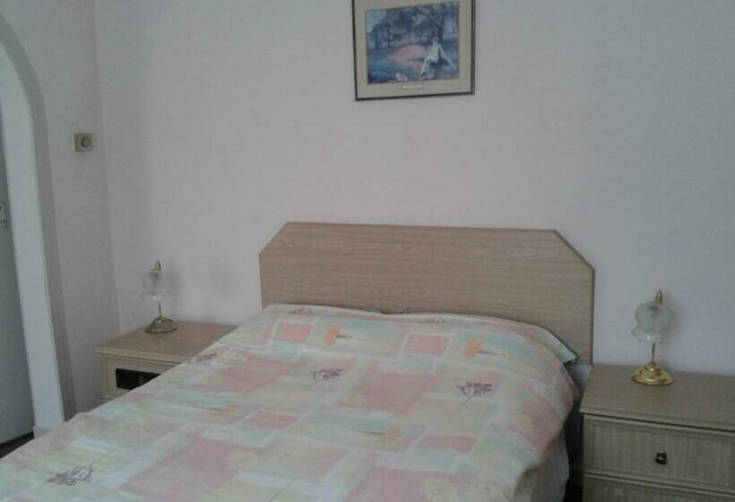 Номер Стандарт, Overnight Stays Stockport