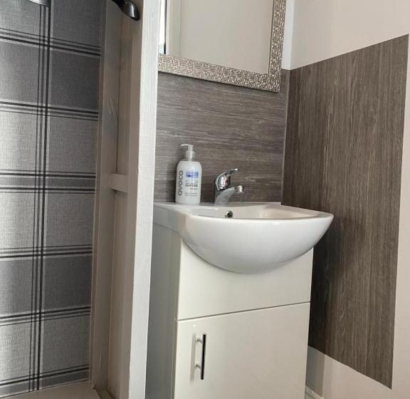 غرفة قياسية فردية حمام مشترك, St Andrews House