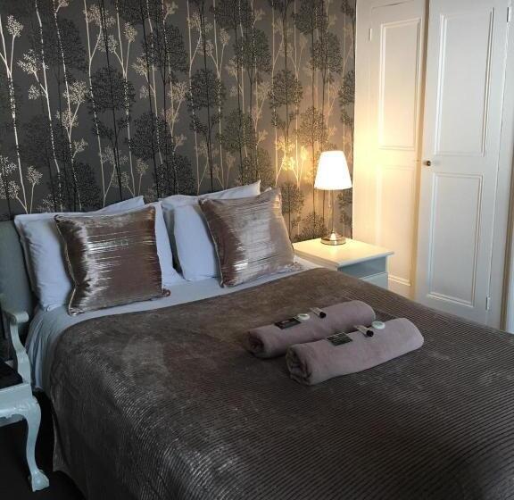 חדר משפחתי, St Andrews House