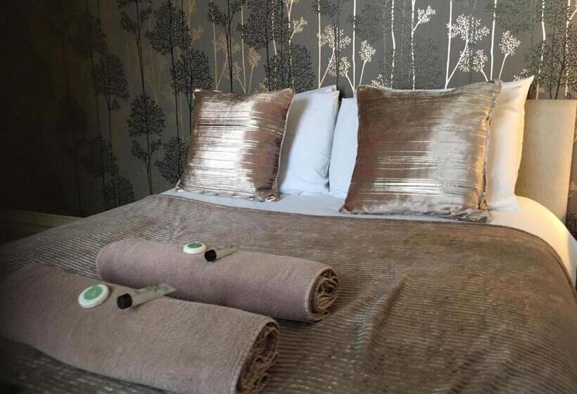 חדר משפחתי, St Andrews House