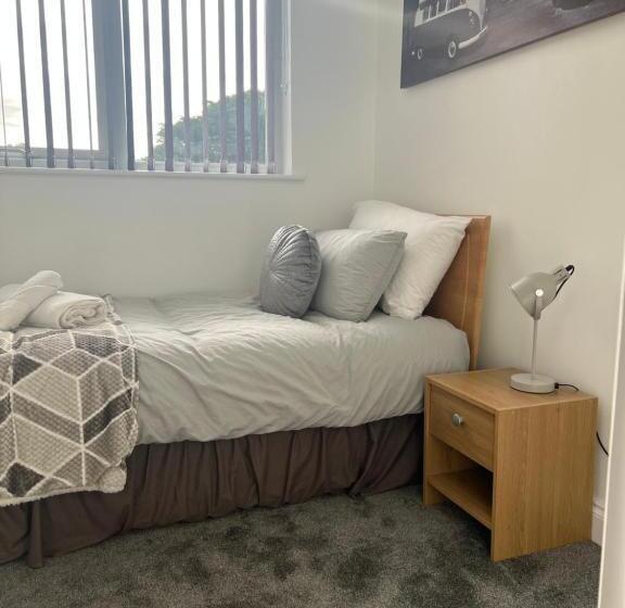 דירת שני חדרים, St Andrews House