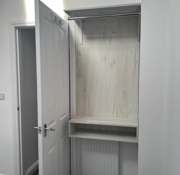 דירת שני חדרים, St Andrews House