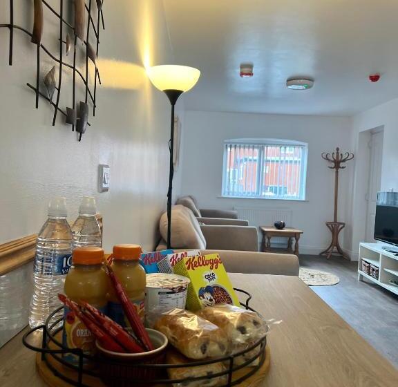 דירת שני חדרים, St Andrews House