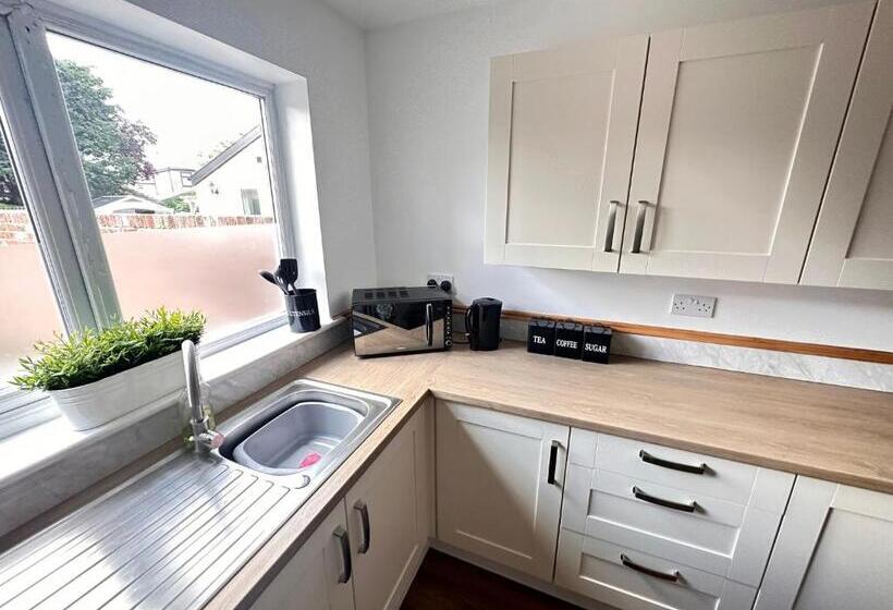 דירת שני חדרים, St Andrews House