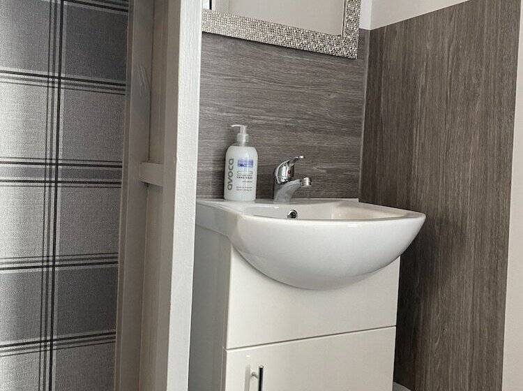 غرفة قياسية فردية, St Andrews House