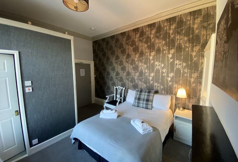 חדר משפחתי, St Andrews House