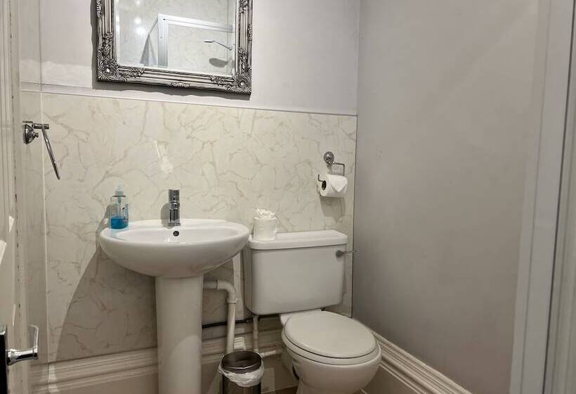 חדר משפחתי, St Andrews House