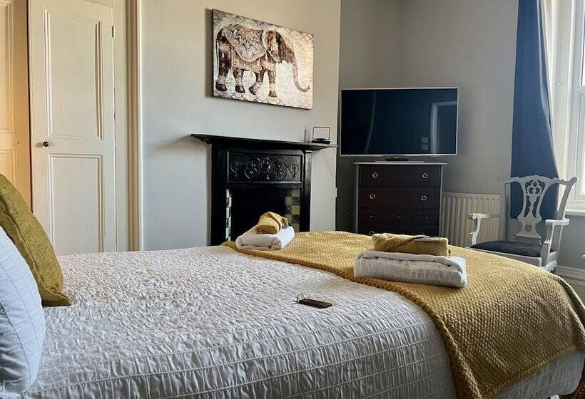 חדר משפחתי, St Andrews House