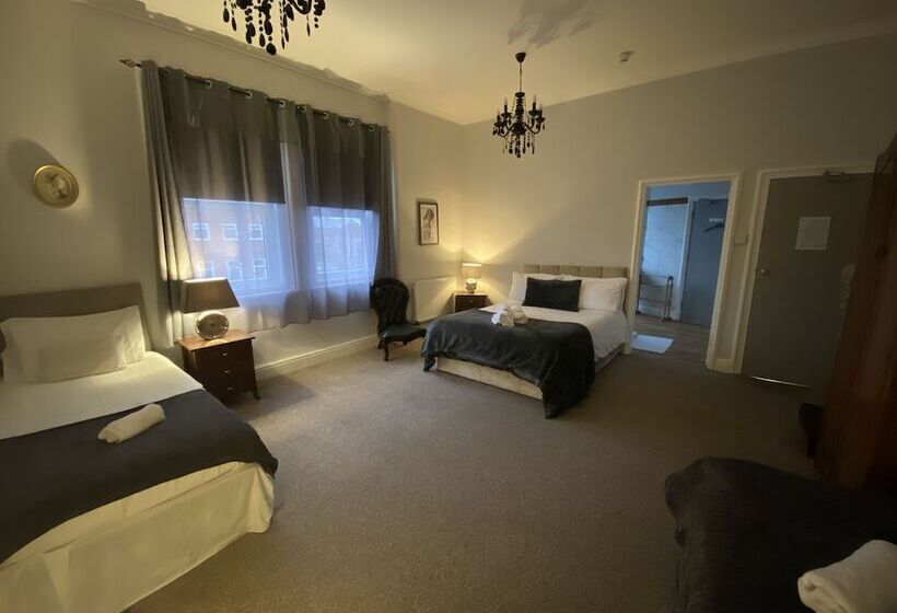 غرفة عائلية, St Andrews House