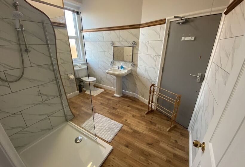 חדר משפחתי, St Andrews House