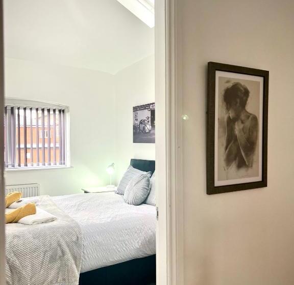 דירת שני חדרים, St Andrews House