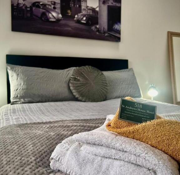 דירת שני חדרים, St Andrews House