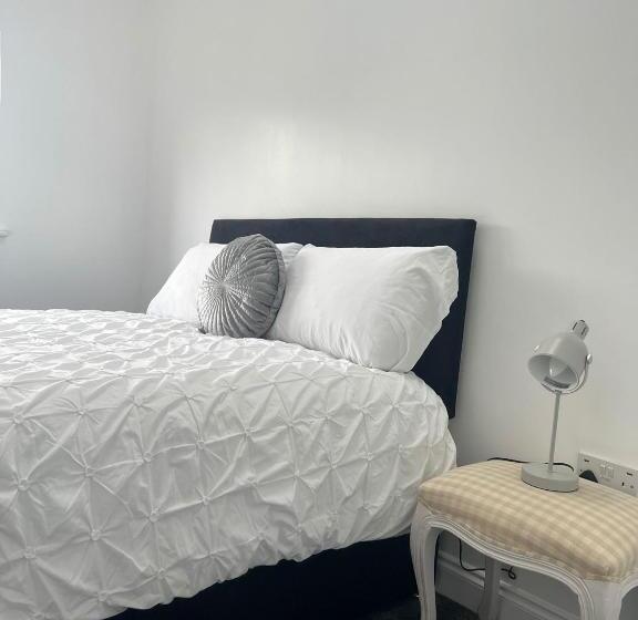 דירת שני חדרים, St Andrews House