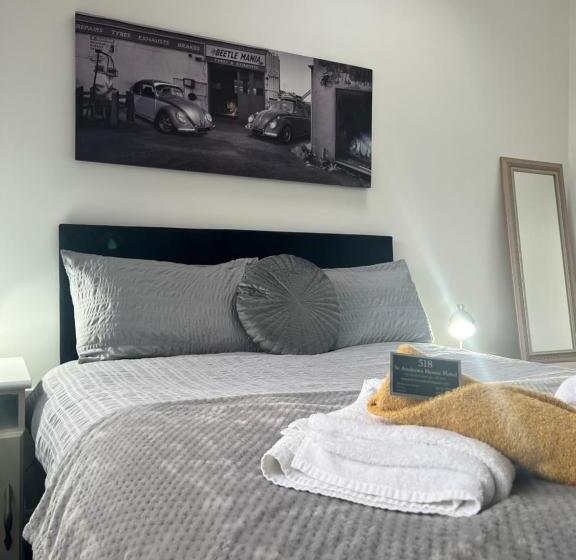 דירת שני חדרים, St Andrews House