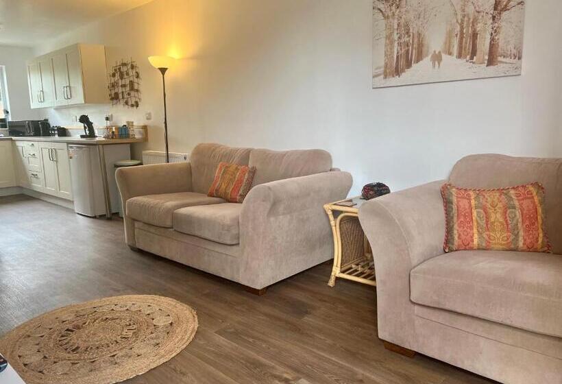 דירת שני חדרים, St Andrews House