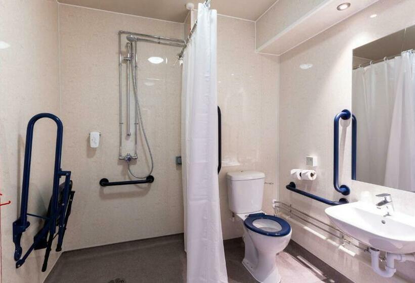 חדר סטנדרט מותאם לאדם עם מוגבלויות, Sessile Oak, Llanelli By Marston's Inns