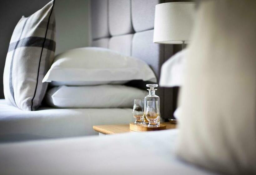 Номер Стандарт, The Corries B&b