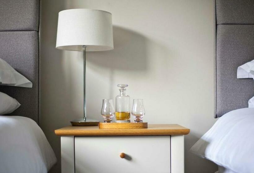 Номер Стандарт, The Corries B&b