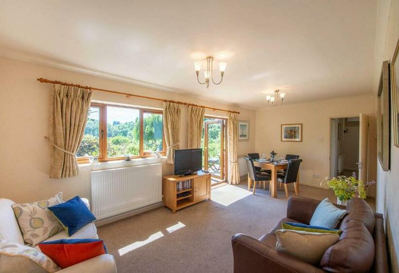 جناح, The Dinney B&b