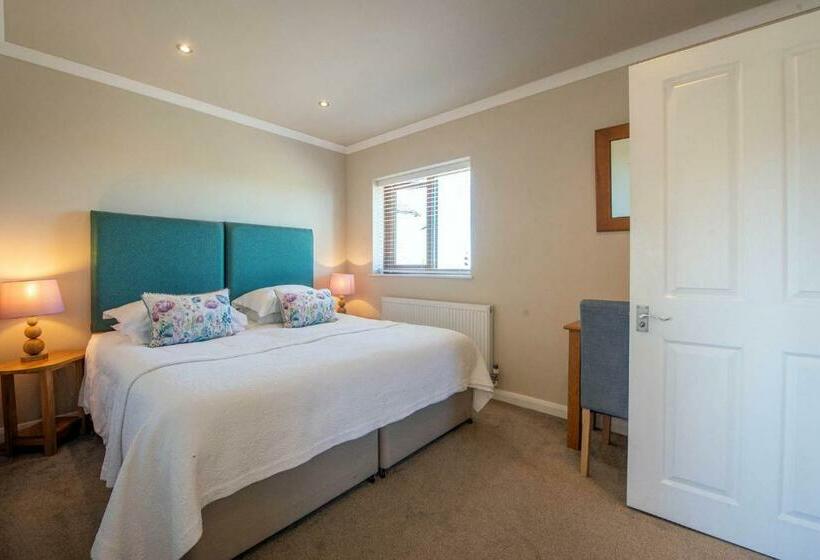 جناح, The Dinney B&b