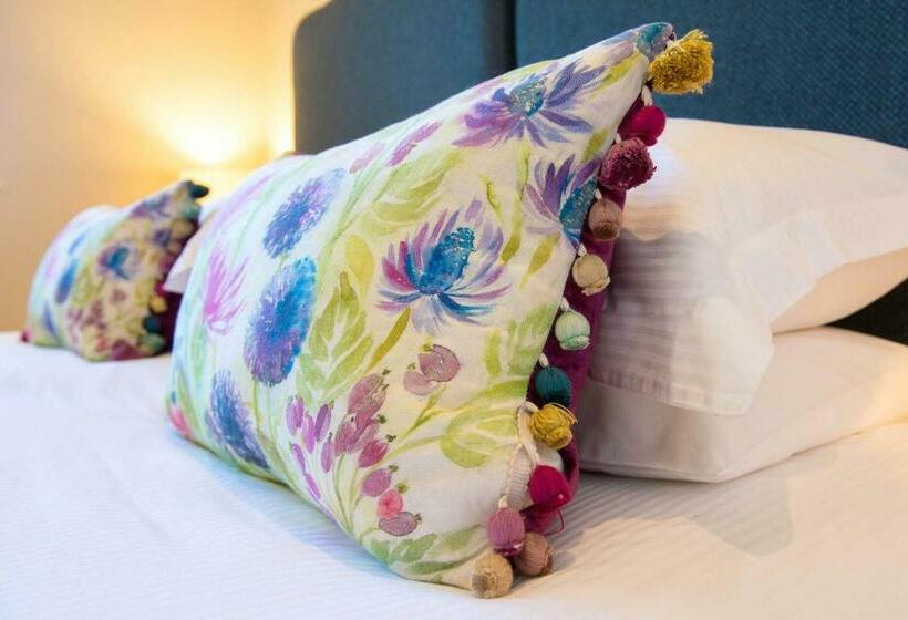 جناح, The Dinney B&b