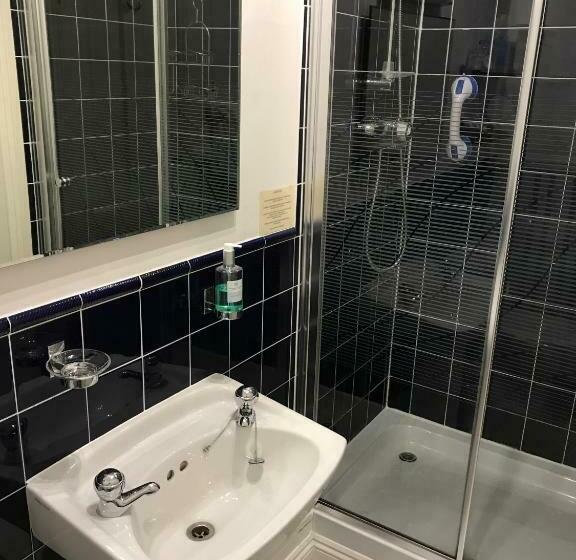 غرفة قياسية, Cedar House