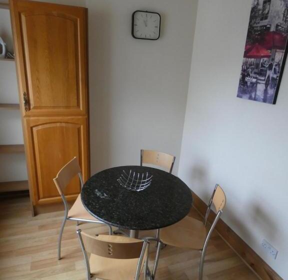 Balkonlu 1 Yatak Odalı Daire, Hurst Dene Apart