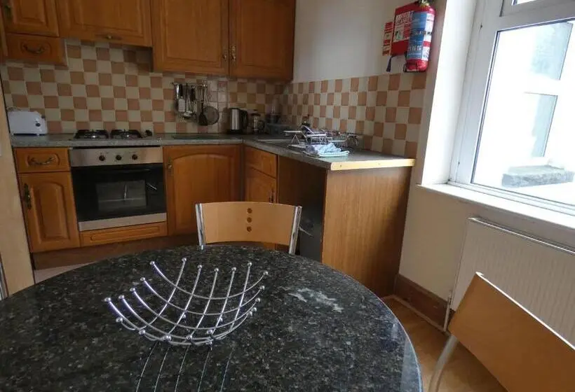 Huoneisto 1 Makuuhuone Parveke, Hurst Dene Apart